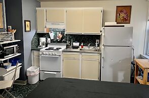 Cozy Upenn Studio + Street Parking Apts by Redawning