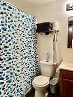 Cozy Upenn Studio + Street Parking Apts by Redawning