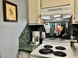 Cozy Upenn Studio + Street Parking Apts by Redawning