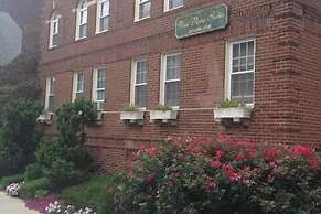 Cozy Upenn Studio + Street Parking Apts by Redawning