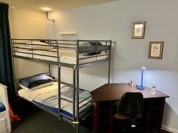 Cozy Upenn Studio + Street Parking Apts by Redawning