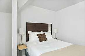 Chic Haven Stylish 2BR Oasis in Lansing detroit