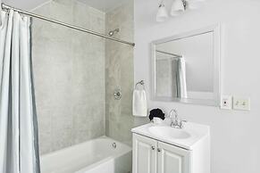 Chic Haven Stylish 2BR Oasis in Lansing detroit