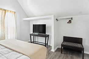 Chic Haven Stylish 2BR Oasis in Lansing detroit