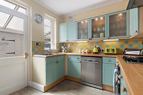 White Sails - Beach and Harbour Views