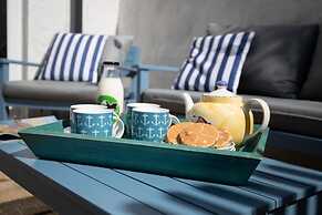 White Sails - Beach and Harbour Views