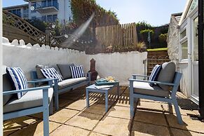 White Sails - Beach and Harbour Views