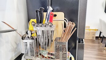 Modern Condo steps from Vincom Plaza