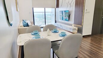 Modern Condo steps from Vincom Plaza