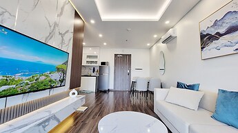 Modern Condo steps from Vincom Plaza