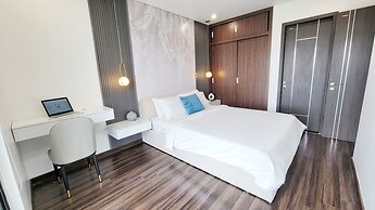 Modern Condo steps from Vincom Plaza