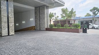 Modern Condo steps from Vincom Plaza