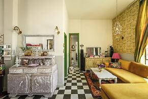 Elegant 1BR Apt w Balcony in the City