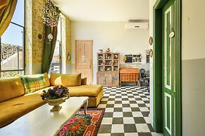 Elegant 1BR Apt w Balcony in the City