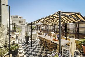 Elegant 1BR Apt w Balcony in the City