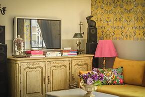 Elegant 1BR Apt w Balcony in the City