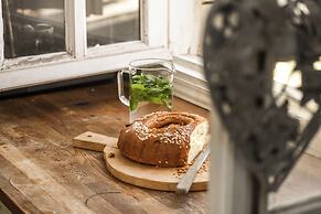 Elegant 1BR Apt w Balcony in the City