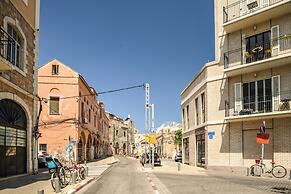 Elegant 1BR Apt w Balcony in the City