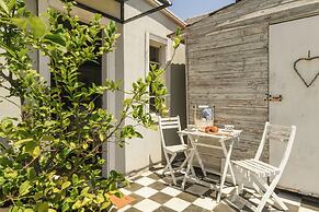 Elegant 1BR Apt w Balcony in the City