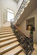 Elegant 1BR Apt w Balcony in the City