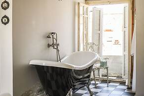 Elegant 1BR Apt w Balcony in the City