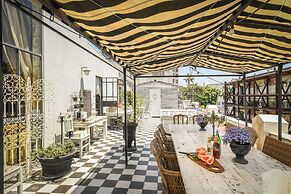 Elegant 1BR Apt w Balcony in the City