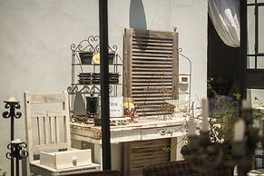 Elegant 1BR Apt w Balcony in the City