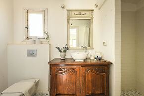 Elegant 1BR Apt w Balcony in the City