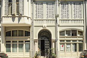 Elegant 1BR Apt w Balcony in the City