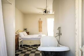 Elegant 1BR Apt w Balcony in the City