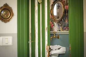 Elegant 1BR Apt w Balcony in the City