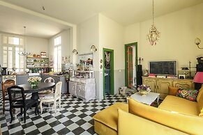 Elegant 1BR Apt w Balcony in the City