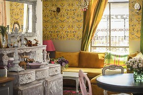 Elegant 1BR Apt w Balcony in the City