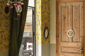 Elegant 1BR Apt w Balcony in the City