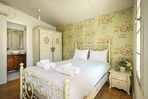 Elegant 1BR Apt w Balcony in the City