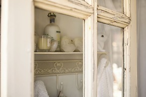 Elegant 1BR Apt w Balcony in the City