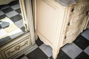 Elegant 1BR Apt w Balcony in the City