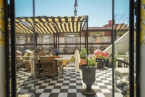 Elegant 1BR Apt w Balcony in the City