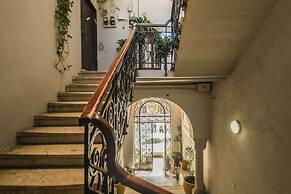 Elegant 1BR Apt w Balcony in the City