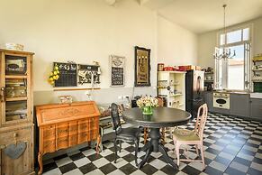 Elegant 1BR Apt w Balcony in the City