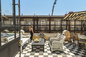 Elegant 1BR Apt w Balcony in the City