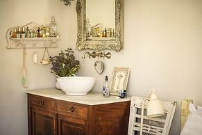 Elegant 1BR Apt w Balcony in the City