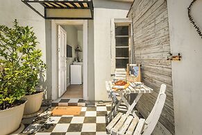 Elegant 1BR Apt w Balcony in the City