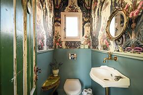 Elegant 1BR Apt w Balcony in the City