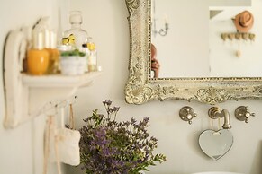 Elegant 1BR Apt w Balcony in the City