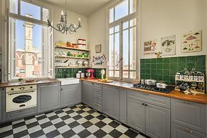 Elegant 1BR Apt w Balcony in the City