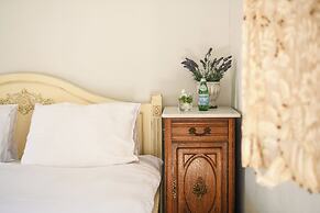 Elegant 1BR Apt w Balcony in the City