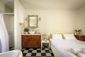 Elegant 1BR Apt w Balcony in the City