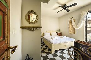 Elegant 1BR Apt w Balcony in the City