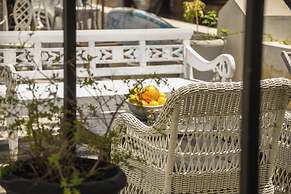 Elegant 1BR Apt w Balcony in the City